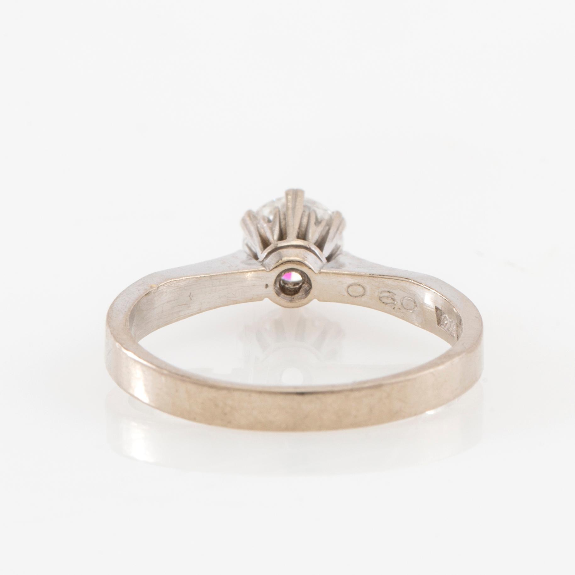 Ring solitär 18K vitguld med en rund briljantslipad diamant.