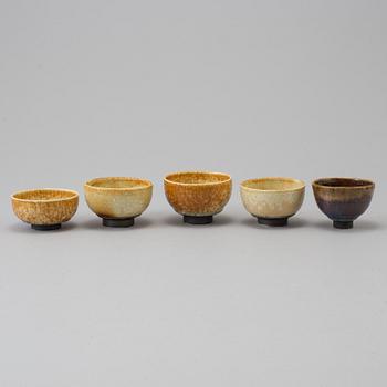 A mixed lot of five glazed stoneware bowls by Isak Isaksson, Sweden.