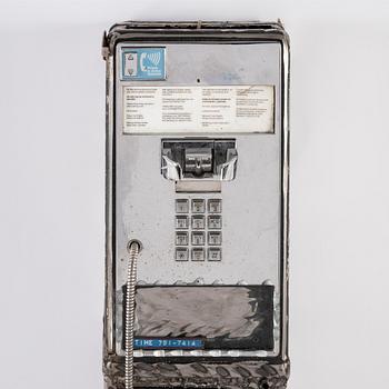 Jason Matthew Lee, hårddiskmagneter, djurfälla, modifierad betaltelefon. Utförd 2017.