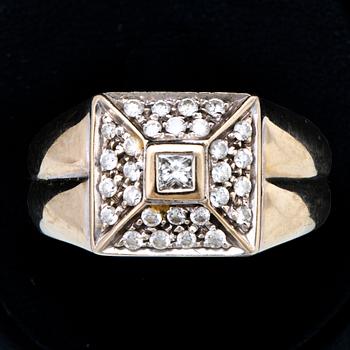 Ring 18K vitguld med 1 princesslipad diamant och briljanter ca 0,40 ct totalt, bredaste del ca 10 mm.