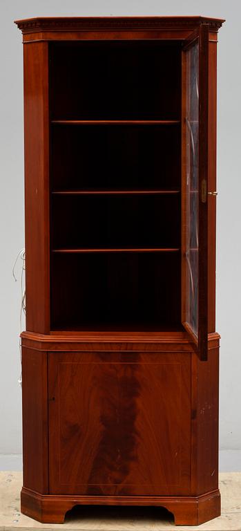 HÖRNVITRINSKÅP. Engelsk stil. 1900-talets andra hälft.