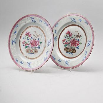 TALLRIKAR, 1 par, porslin, Kina, Qianlong 1736-1795.