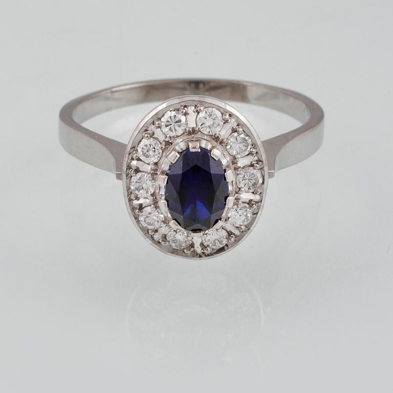 RING, 18K vitguld med ovalslipad blå safir samt briljantslipade diamanter 0.36 ct, Vetlanda, 1969. Vikt 5,2 gram.