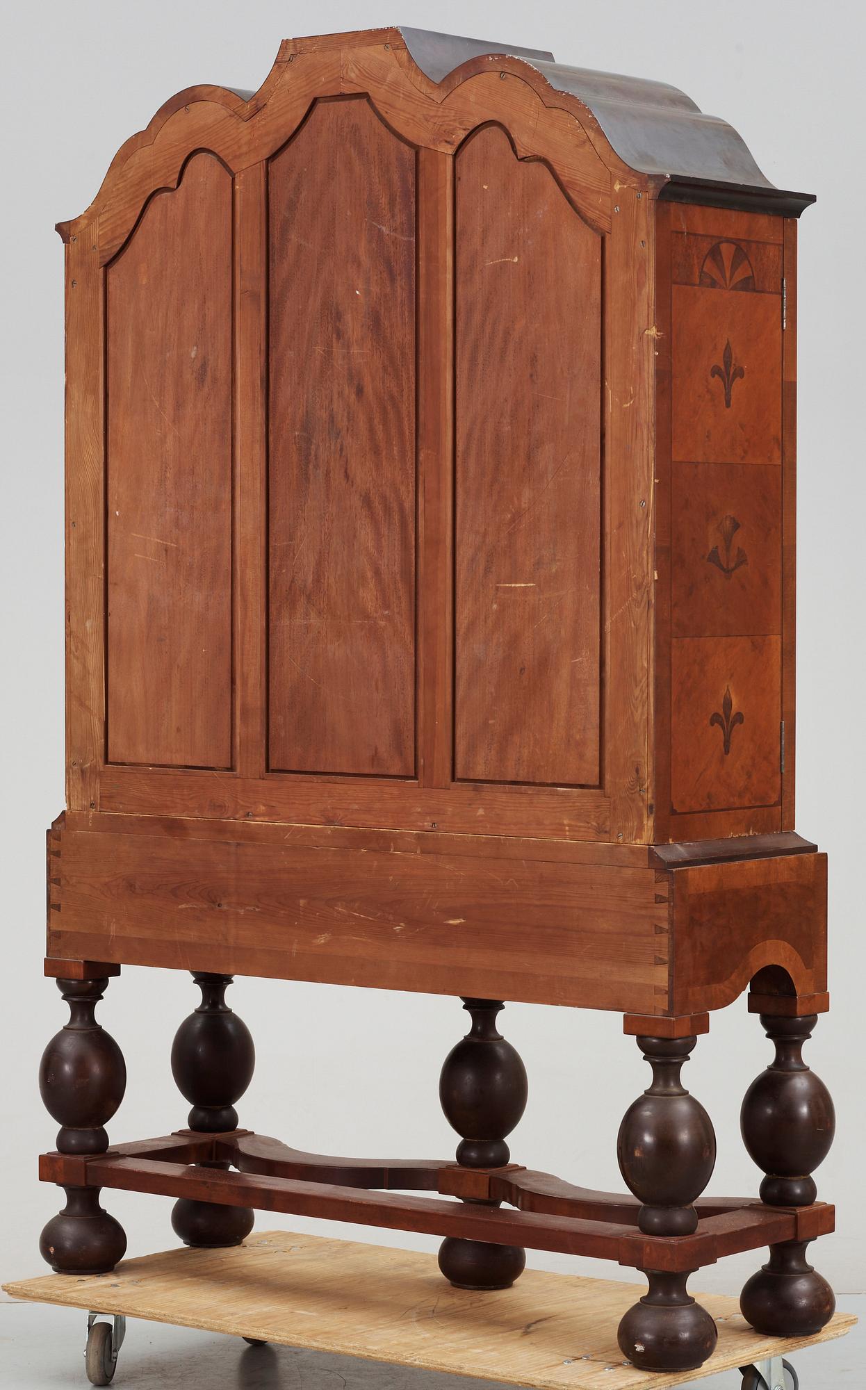 SKÅP, enligt uppgift Carl Malmsten, 1917 för NK.