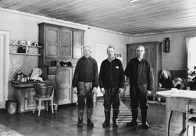 Sune Jonsson, "Bröderna Johansson i sitt kök, Öravan, Lycksele kn, februari 1962".