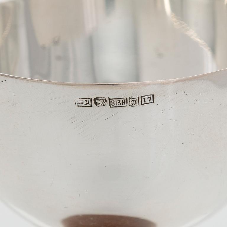 Anna-Greta Eker, a silevr cream jug and sugar bowl on a mahogany base, Auran Kultaseppä, Turku 1962.
