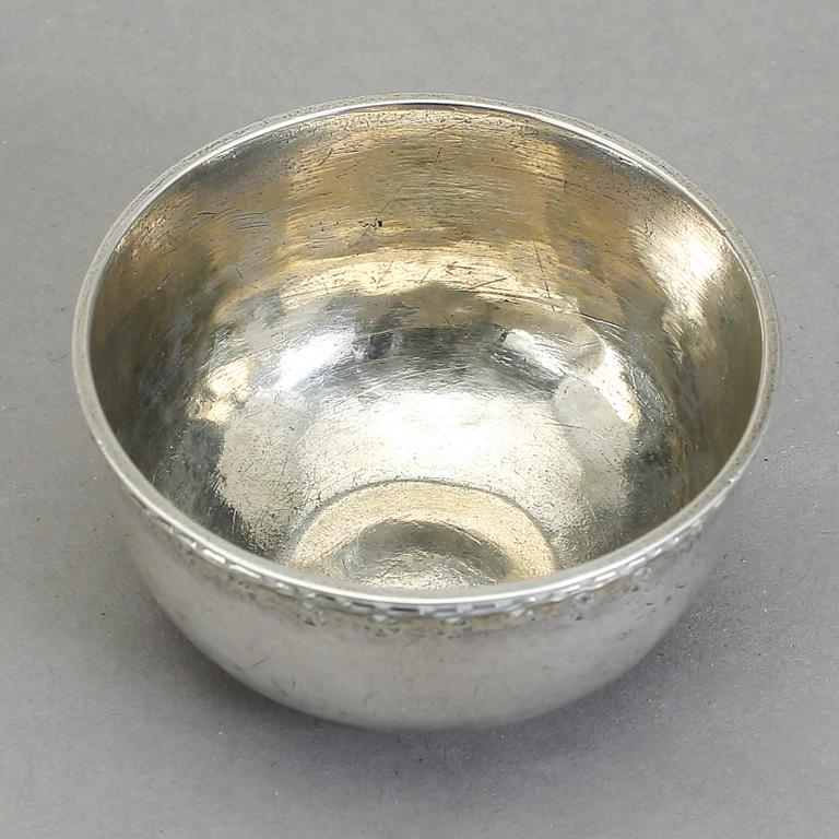 TUMLARE, silver, med otydlig stads och mästarstämpel, 1779. Vikt ca 19 g.