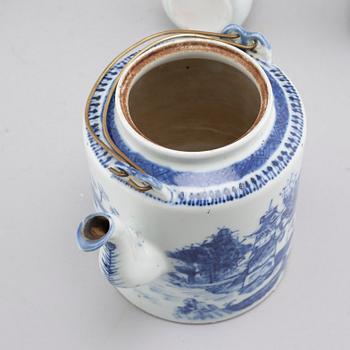 15 pieces of porcelain tableware from Asia, 18th to 20th century.