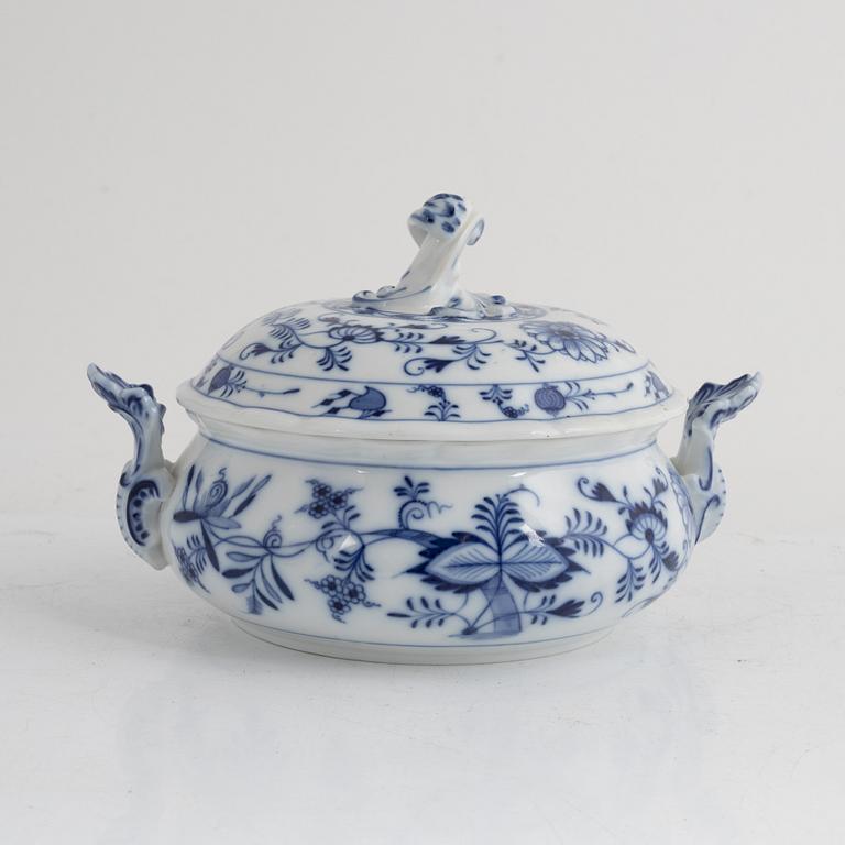 Tureen, porcelain, "Onion pattern", Meissen, Germany, 20th century.