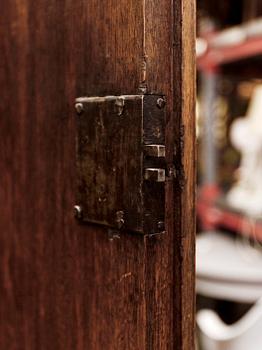 SALSSKÅP, rokoko, 1700-tal.