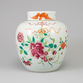 A famille rose jar with cover, Qing dynasty, late 19th/early 20th century.