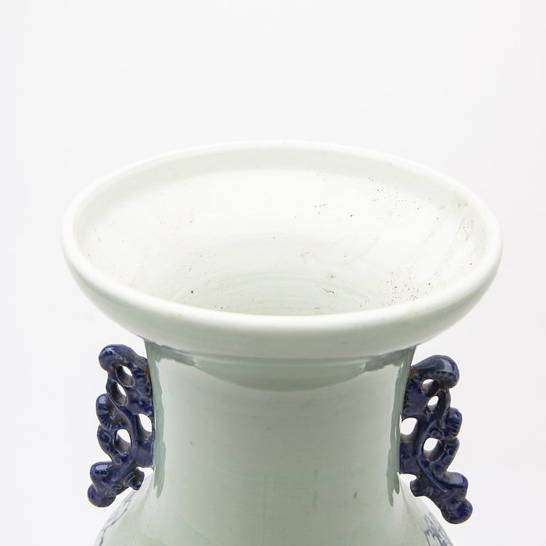 Vases, 2 pcs, China, 19th century.