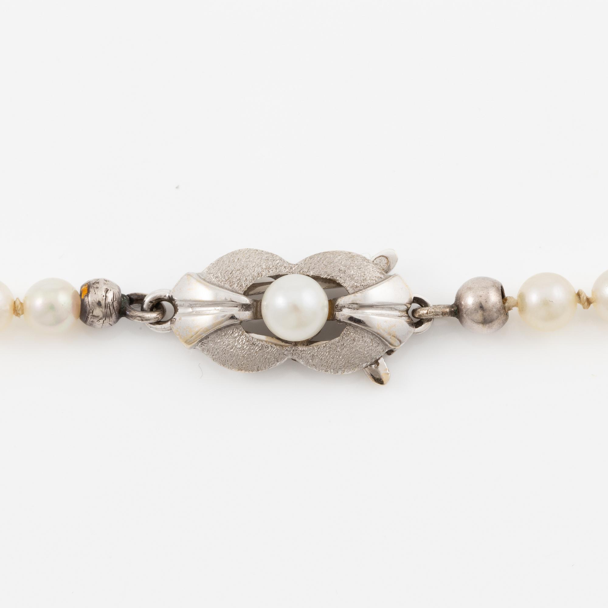 Necklace of cultured pearls with an 18K gold clasp and a cultured pearl.