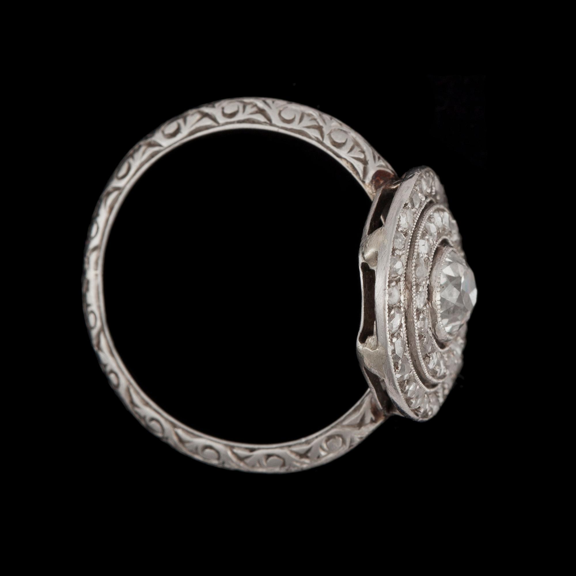 RING från Tiffany & Co med gammalslipad diamant ca 0.42 ct samt mindre rosenslipade diamanter totalt ca 1.00 ct.