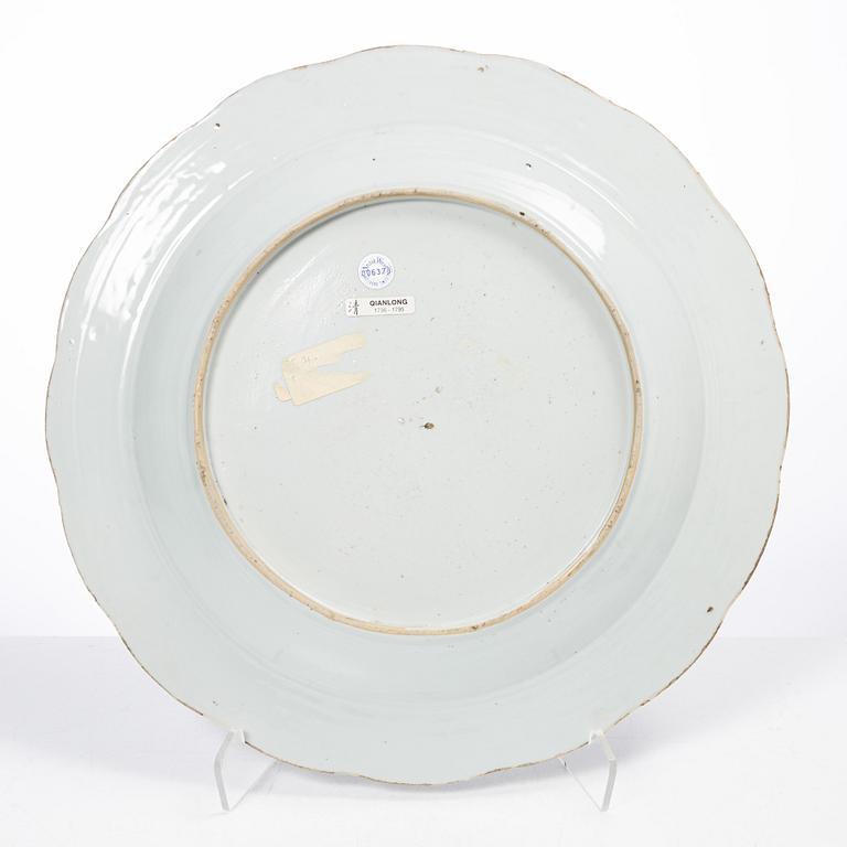 A large famille rose dish, Qing dynasty, Qianlong (1736-95).