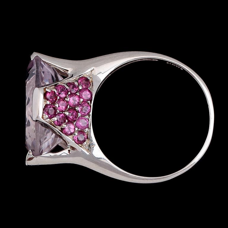 RING, sterlingsilver, ametist och granater. Total vikt 5,5 g.