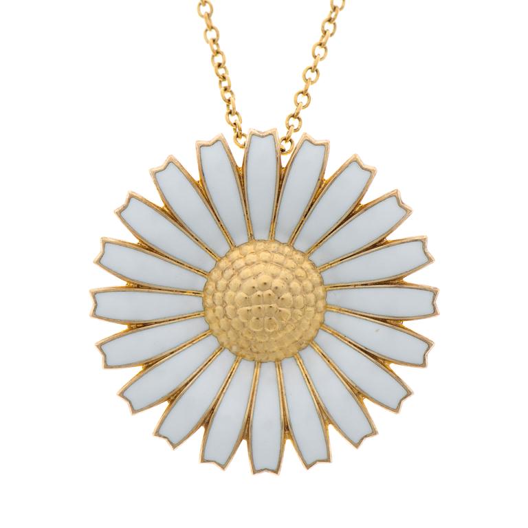 GEORG JENSEN, ÖRHÄNGEN och HÄNGE/BROSCH, "Daisy", förgyllt silver, vit emalj.