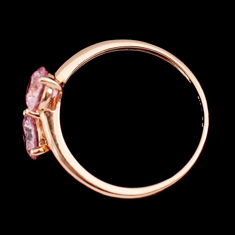 RING, 14 k guld med två rosa fasettslipade stenar. Total vikt ca 2 gram.