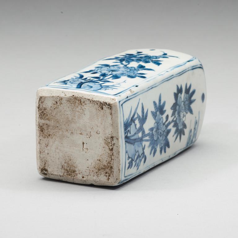 A blue and white bottle flask, Ming dynasty, Wanli (1572-1620).