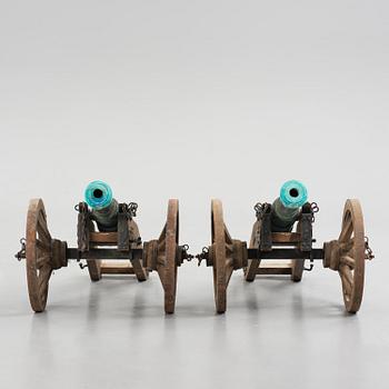 Salutkanoner, ett par, replikor av kanon från örlogsskeppet Slesvig 1733, 1900-tal.