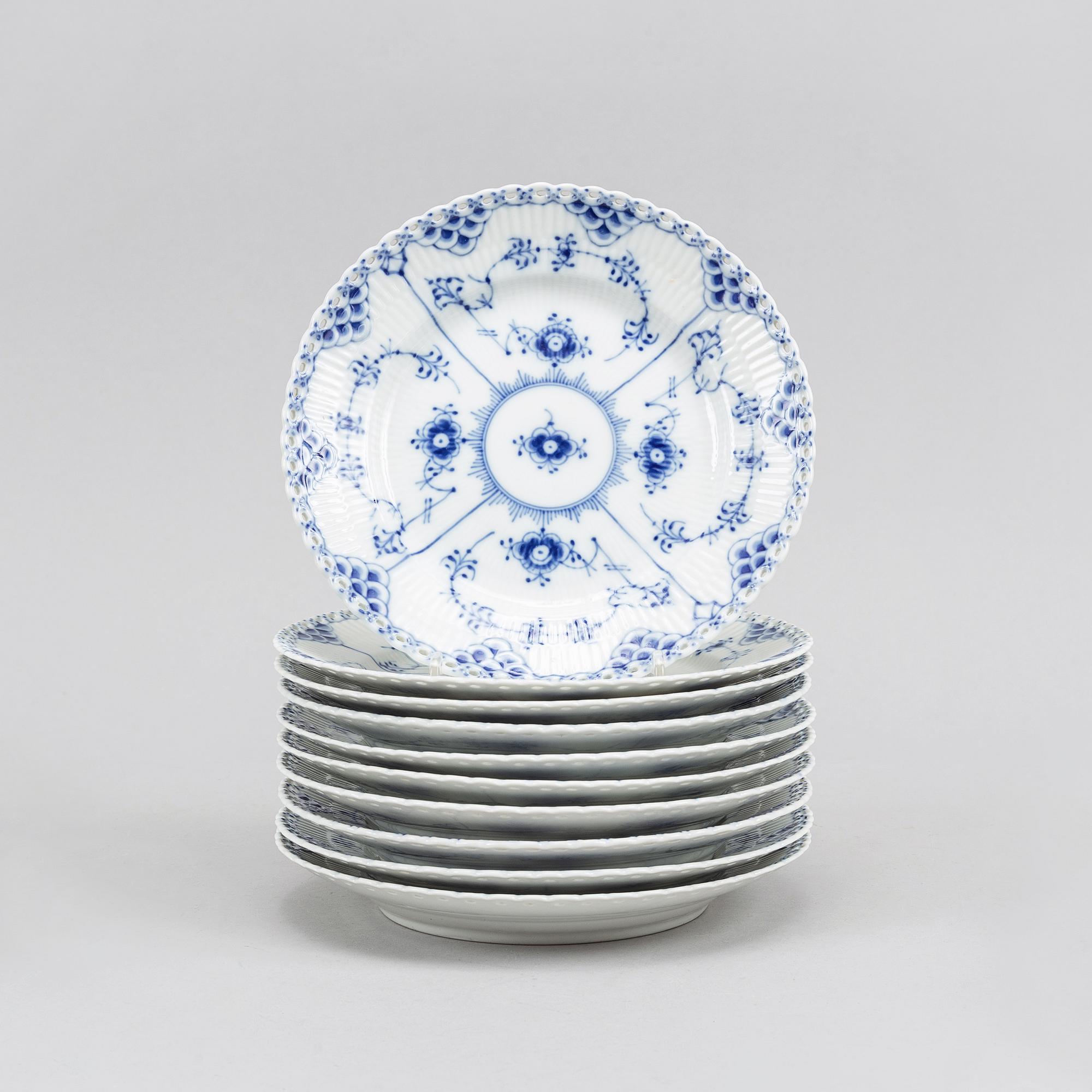 17 parts of the porcelain dining service 'Musselmalet' from Royal Copenhagen.