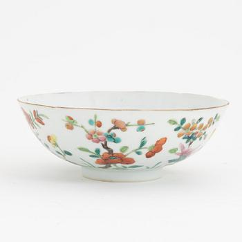 A Chinese famille rose bowl, Qing dynasty, 19th century.