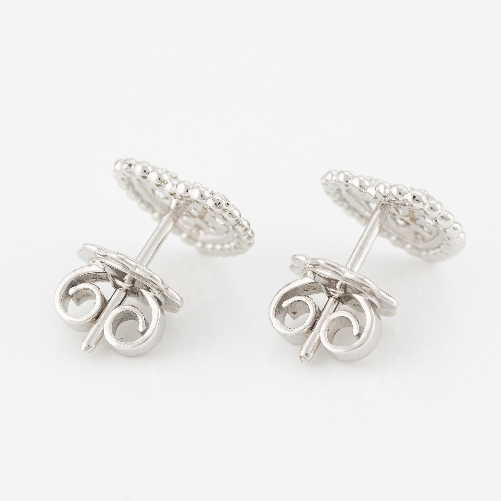 Heart-shaped earrings with brilliant-cut diamonds.
