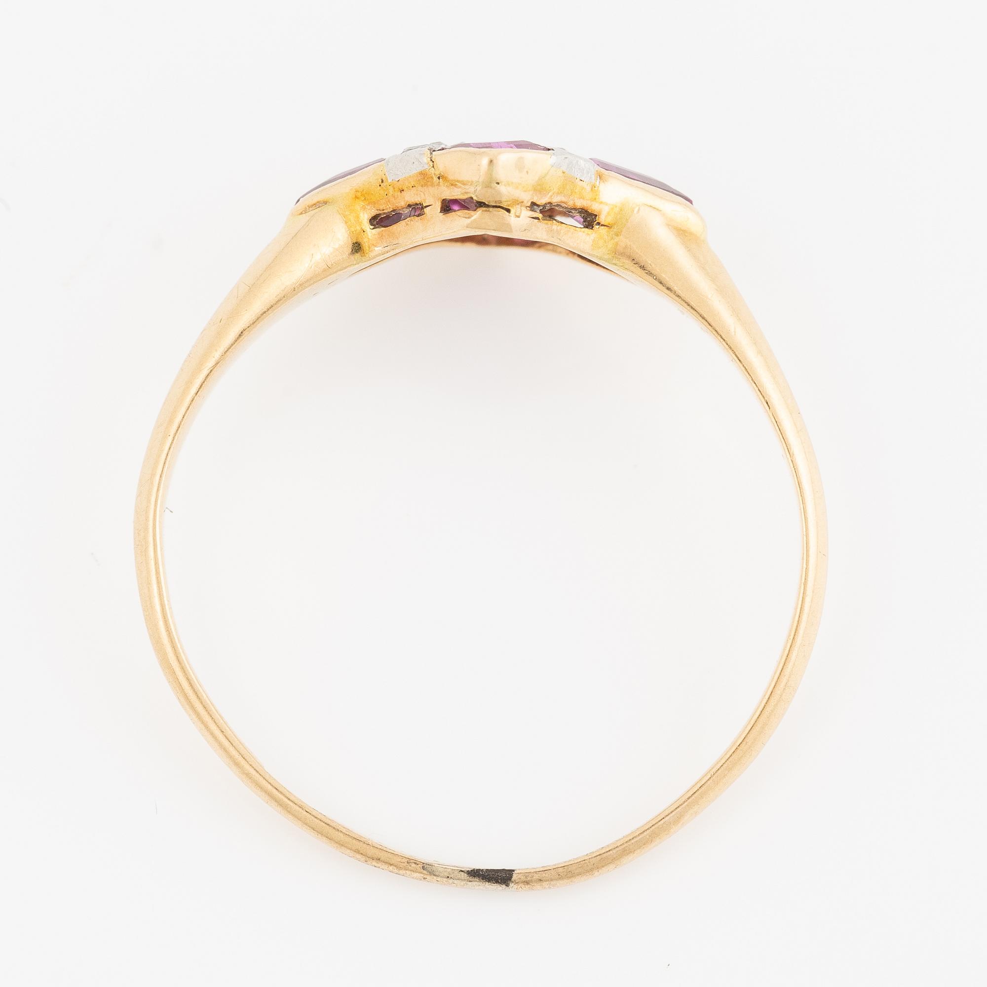 Ring, 18K gold with red stones and rose-cut diamonds.