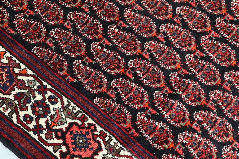 A Hamadan runner, approx. 420 x 114 cm.