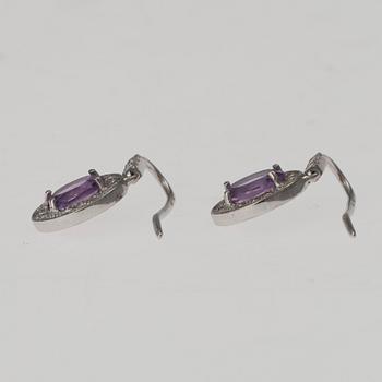 ÖRHÄNGEN, vitguld 14K, 24 st diamanter, totalt 0,40 ct, samt 2 ametister, total vikt 4,7 g.