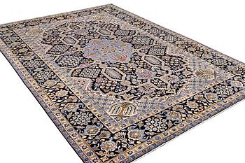 A Kashan carpet, c. 407 x 285 cm.