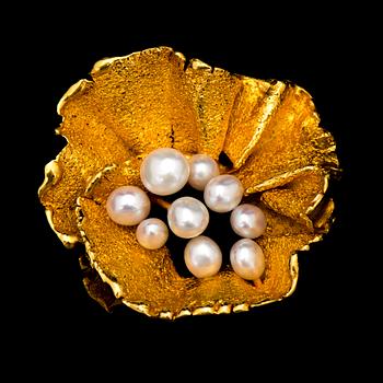 A LOTTA ORKOMIES BROOCH, cultured pearls, 18K gold. Tillander 1971.