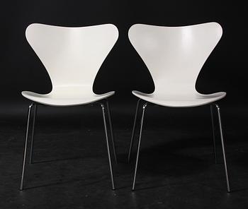 STOLAR, ett par, "Sjuan", Arne Jacobsen för Fritz Hansen, 2001.