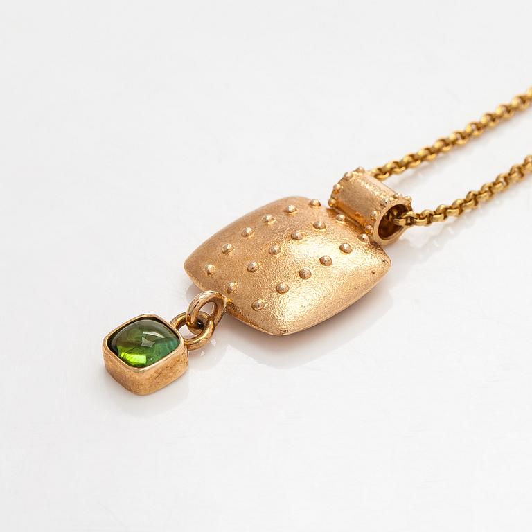 Kalevala Koru, hänge och ked, 14K guld, peridot, 2017.