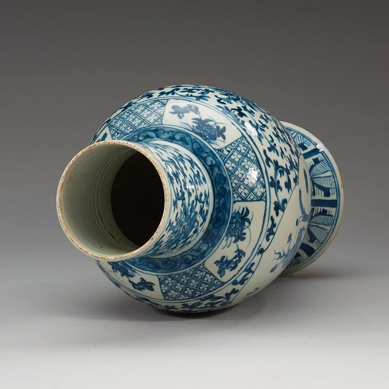 A blue and white vase, Qing dynasty (1644-1912).