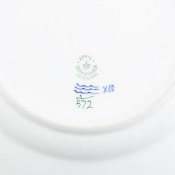 Royal Copenhagen, 40 'Musselmalet' porcelain plates.