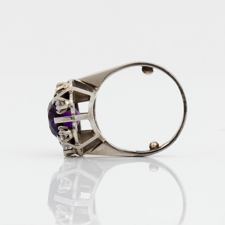 RING, vitguld 18k, ametist, diamanter, 0,72 ct enligt gravyr, Sverige 1964. Vikt ca 11 gram.