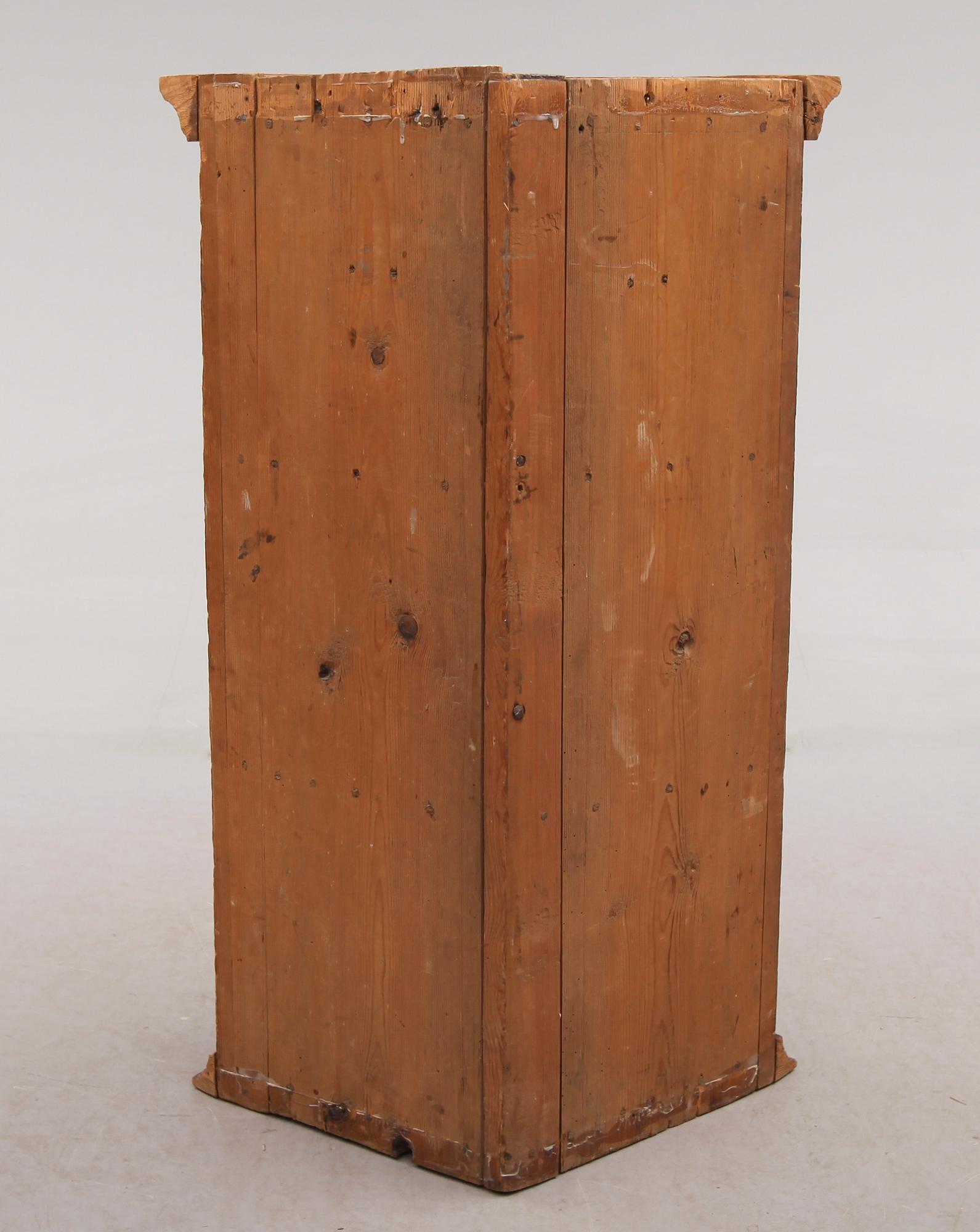 HÖRNSKÅP, allmoge, 1800-talets första hälft.