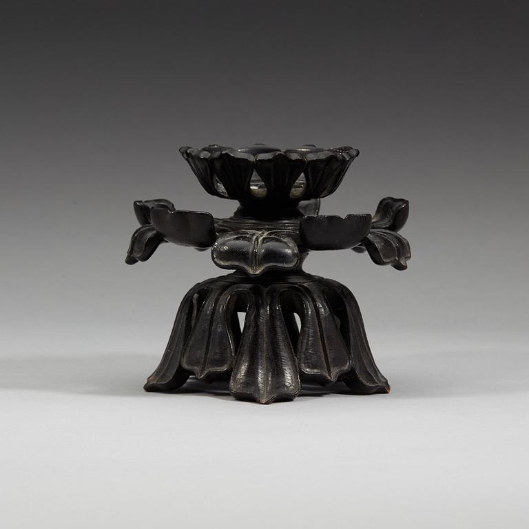 A Hongmu lotus-form stand, Qing dynasty (1644-1912).