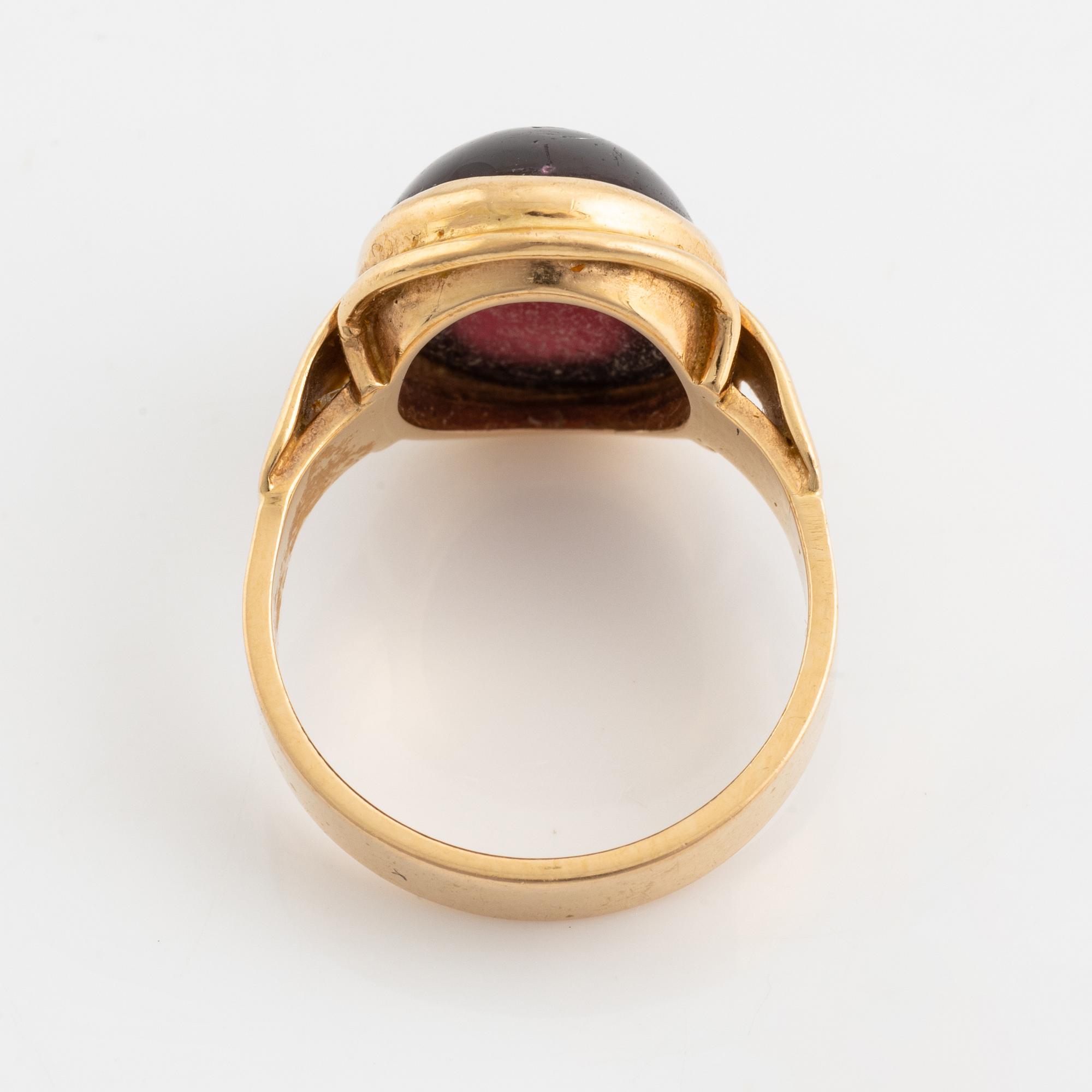 18K gold and cabochon cut garnet ring.