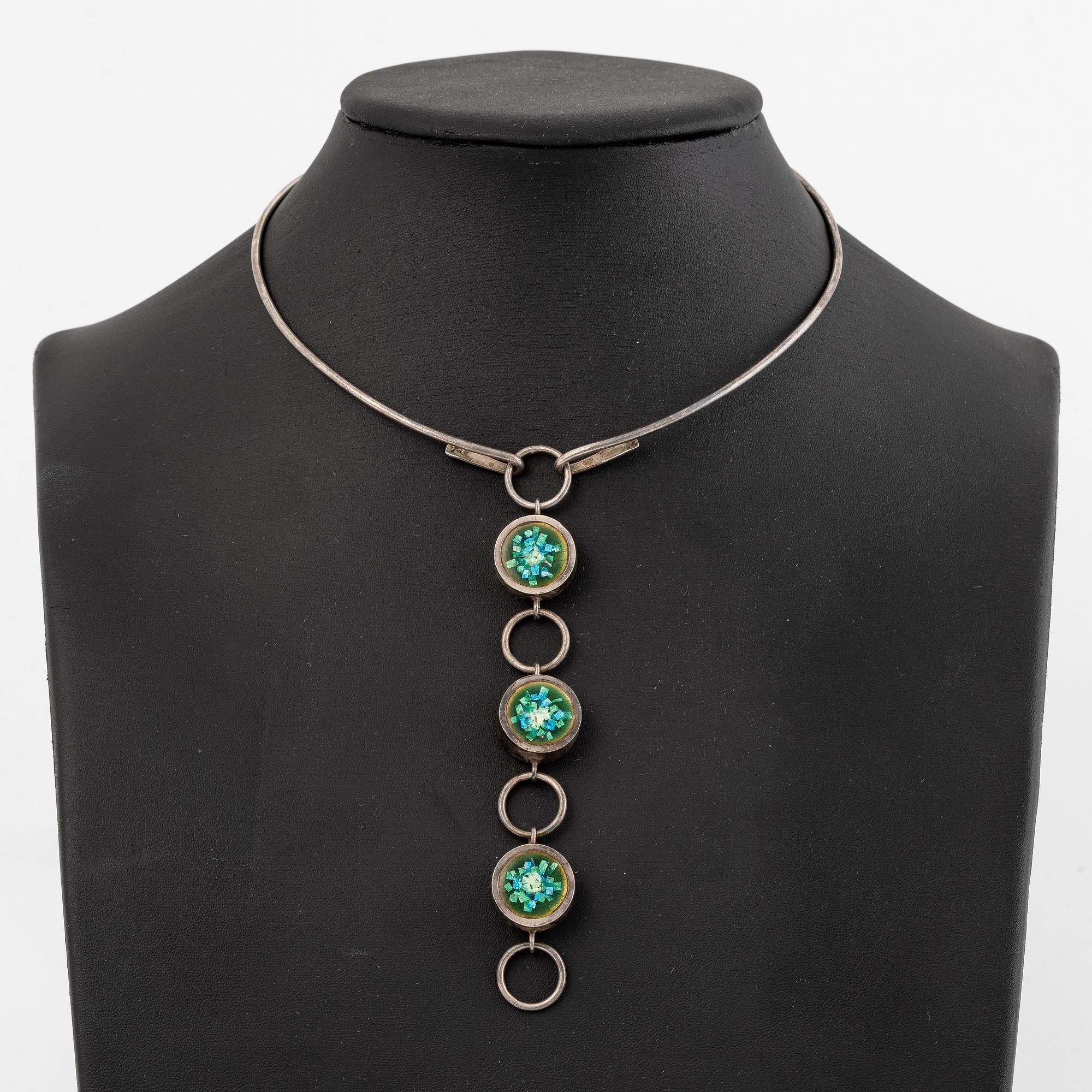 Lars Arby, halsring med hänge, silver med emalj.