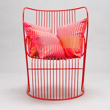 Björn Dahlström, nojatuoli, "Kaskad", Nola Design Furniture, Ruotsi, irtotyynyt "Vågsvall", Marimekko.