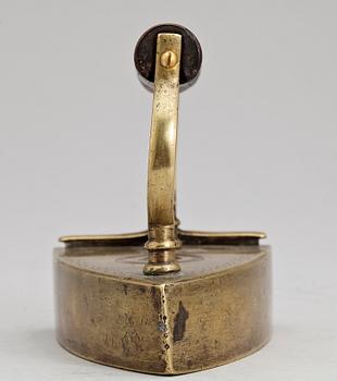 STRYKJÄRN, mässing, bär märkning, 1800-tal.