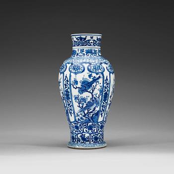 VAS, porslin. Qingdynastin, Kangxi (1662-1722).