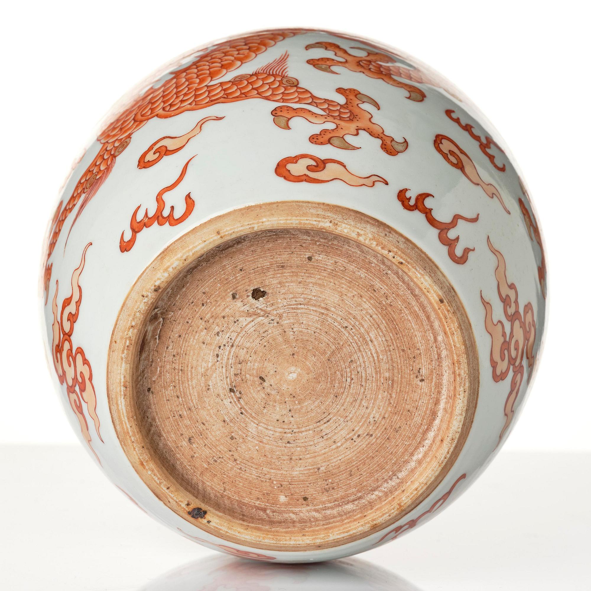 A 'dragon' jar, late Qing dynasty, 19th century.