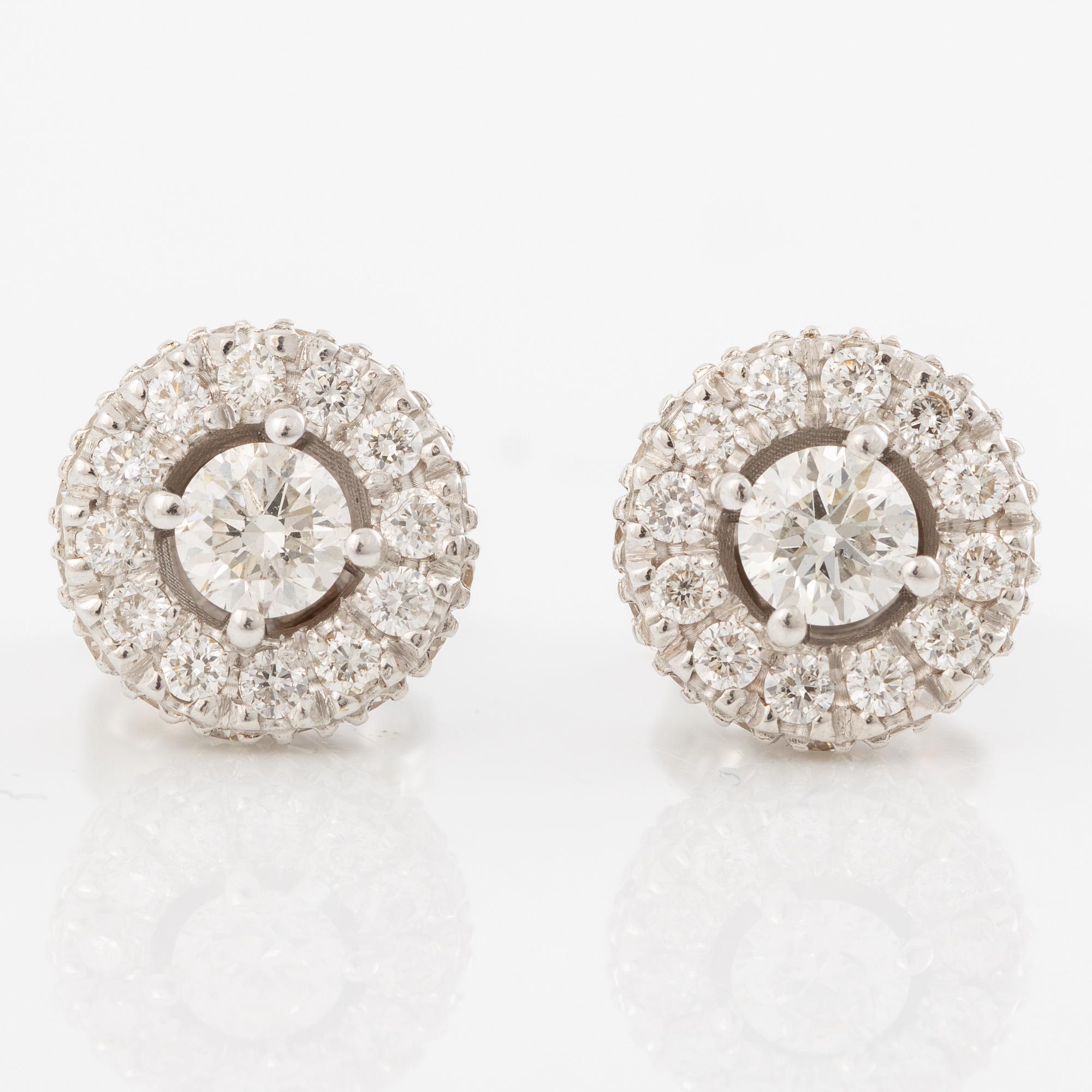 Örhängen med briljantslipade diamanter, totalt 0,86 ct.