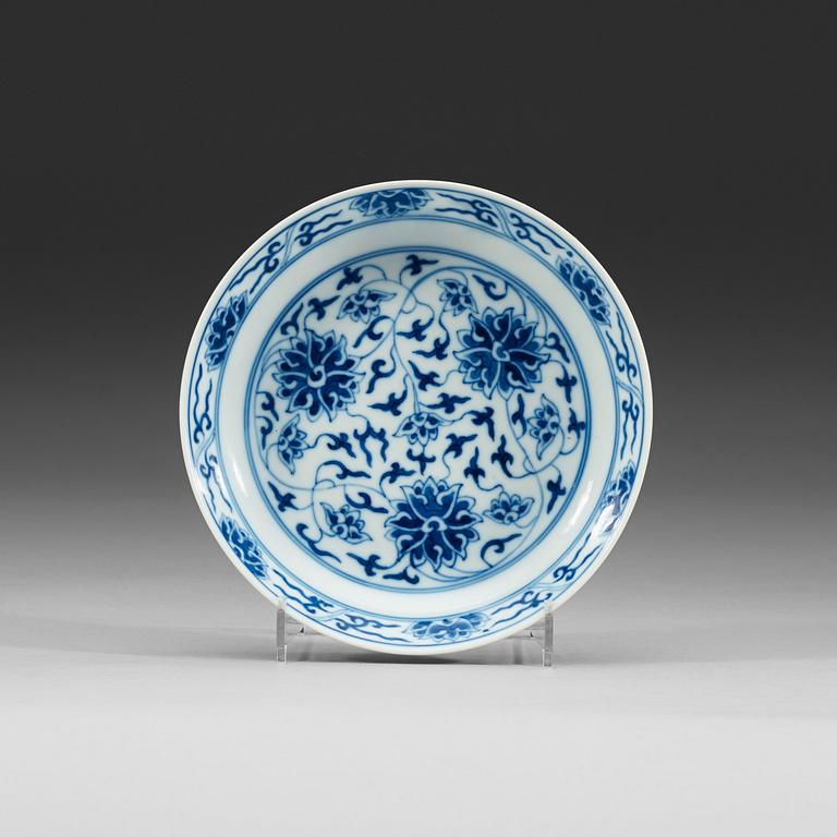 A blue and white lotus dish, Qing dynasty, Xuantong mark and of period (1909-1912).
