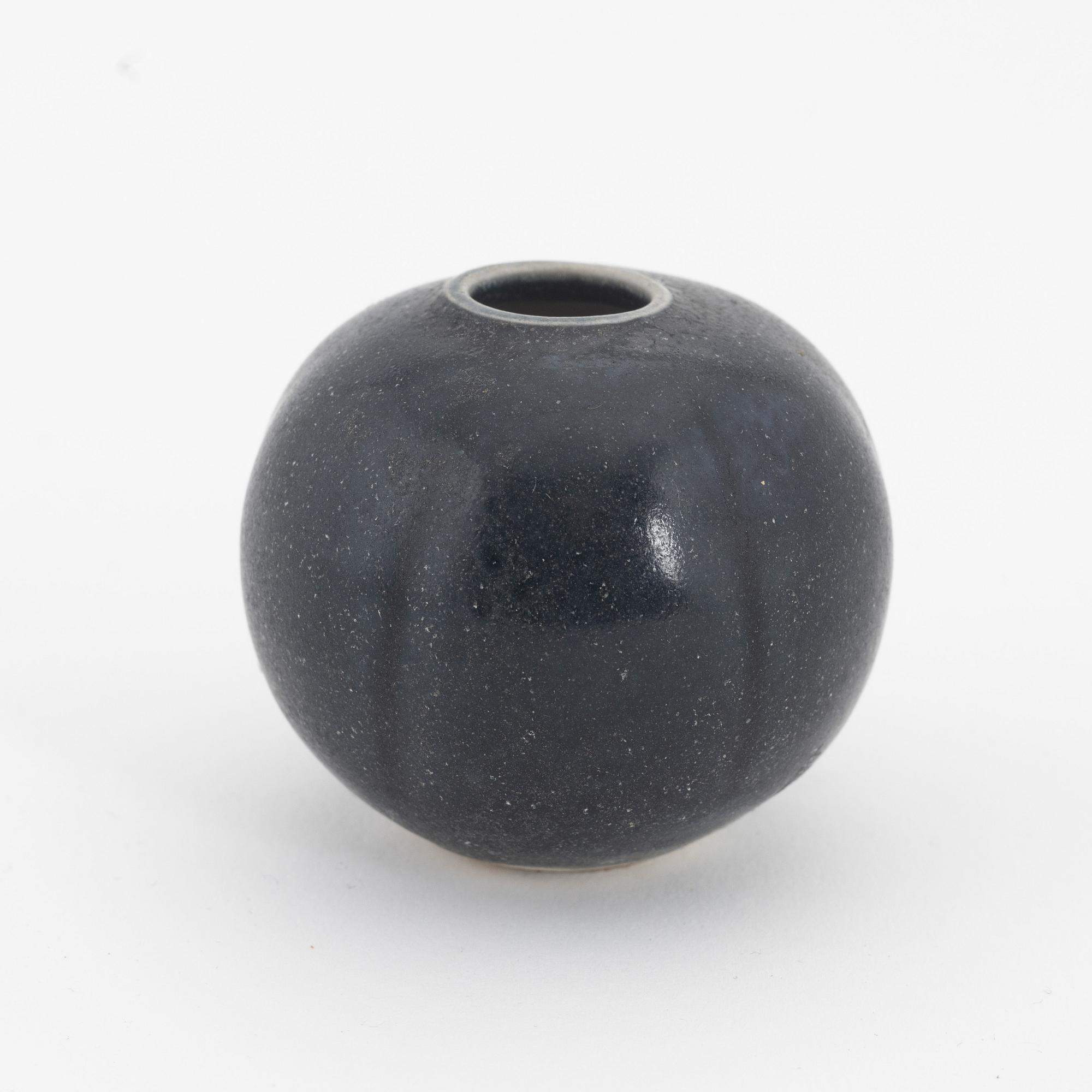 A Vietnamese small ceramic vase, 15th/16th century, "Hoi An".