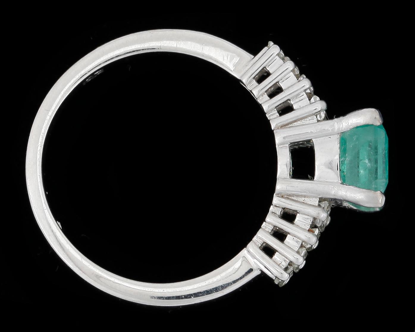 RING, 18k vitguld med smaragd ca9x6mm och baguettslipade diamanter. Vikt 5g.
