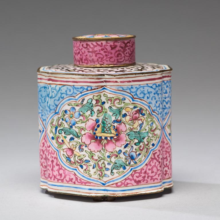 An enamelled tea caddy, Qing dynasty, 18th Century.